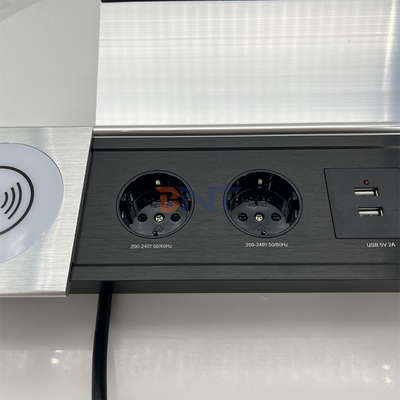 Multifunktionale Steckdose mit USB und Schiebetäcke - perfekt für Schreibtische und Arbeitsplätze