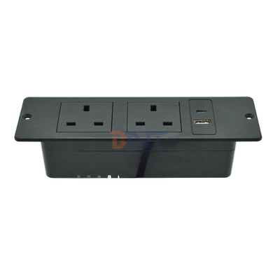 UK Standard Custom AC Stromanschluss Kunststoffmöbel Wandanschluss mit 2 Steckdosen 1 USB & 1 Typ C Port 16A Nennstrom