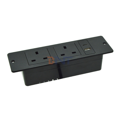 UK Standard Custom AC Stromanschluss Kunststoffmöbel Wandanschluss mit 2 Steckdosen 1 USB & 1 Typ C Port 16A Nennstrom