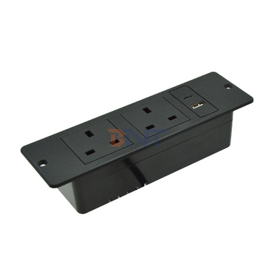 UK Standard Custom AC Stromanschluss Kunststoffmöbel Wandanschluss mit 2 Steckdosen 1 USB & 1 Typ C Port 16A Nennstrom
