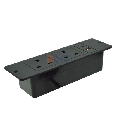 UK Standard Custom AC Stromanschluss Kunststoffmöbel Wandanschluss mit 2 Steckdosen 1 USB & 1 Typ C Port 16A Nennstrom