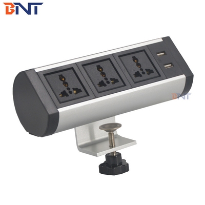 Aluminiumlegierungshülle mit drei Austrial Power-Interface-Klemmen an der Schreibtischsteckdose