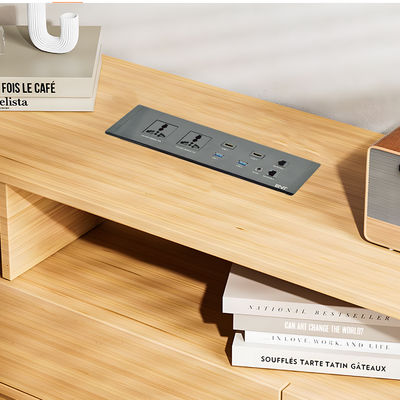 Desktop-Einbau-Multifunktions-Steckdose mit Universalstecker-Optionen und zwei USB-A-Anschlüssen, Schutzart IP44