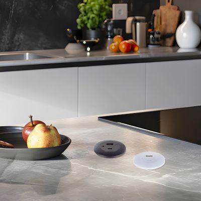 Einbau-Tischsteckdose aus Kunststoff mit USB A+C Ladeanschlüssen